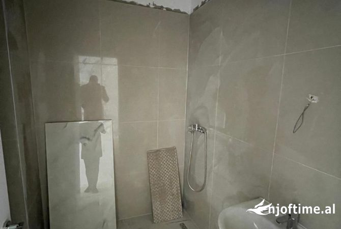 Shtepi ne shitje Apartament ne Tirane, 2+1, Mobilimi Bosh, pa mobiluar, Pagesa 137,000  Euro.