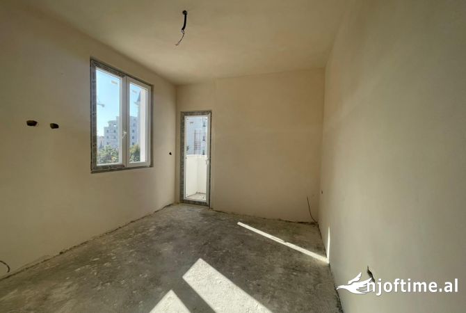 Shtepi ne shitje Apartament ne Durres, 2+1, Mobilimi Bosh, pa mobiluar, Pagesa 102,000  Euro.