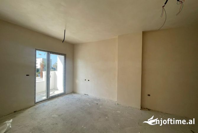 Shtepi ne shitje Apartament ne Durres, 2+1, Mobilimi Bosh, pa mobiluar, Pagesa 102,000  Euro.