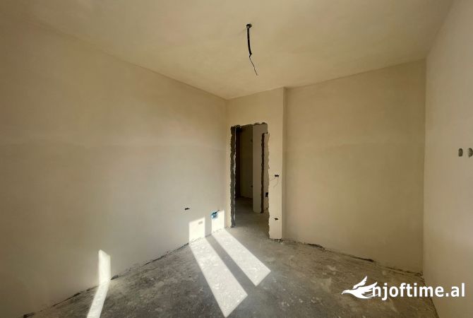 Shtepi ne shitje Apartament ne Durres, 2+1, Mobilimi Bosh, pa mobiluar, Pagesa 102,000  Euro.