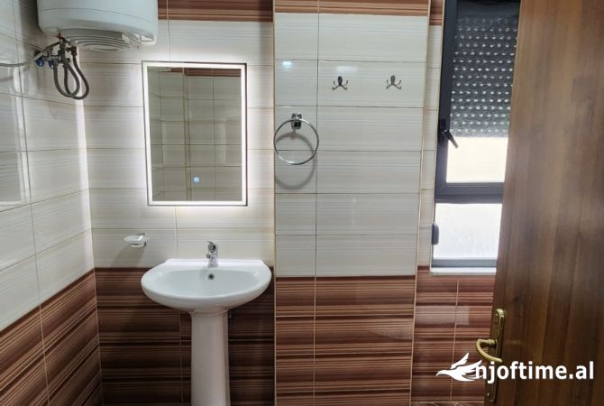 Shtepi me qera Apartament ne Tirane, 2+1, Mobilimi E mobiluar, Pagesa 500  Euro.