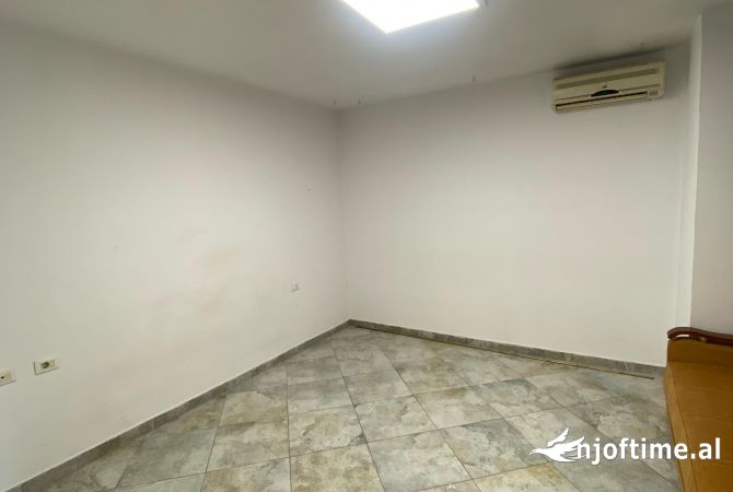 Jepet me qira ambjent per zyra ne bllok