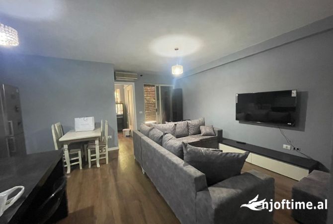 Shtepi ne shitje Apartament ne Tirane, 2+1, Mobilimi E mobiluar, Pagesa 135,000  Euro.