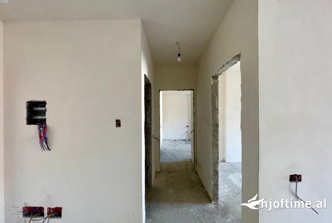 Shtepi ne shitje Apartament ne Tirane, 2+1, Mobilimi Bosh, pa mobiluar, Pagesa 160,000  Euro.