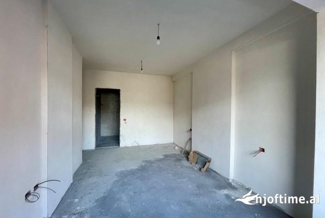 Shtepi ne shitje Apartament ne Tirane, 2+1, Mobilimi Bosh, pa mobiluar, Pagesa 160,000  Euro.