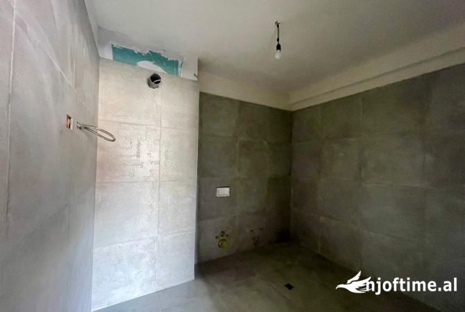 Shtepi ne shitje Apartament ne Tirane, 2+1, Mobilimi Bosh, pa mobiluar, Pagesa 160,000  Euro.