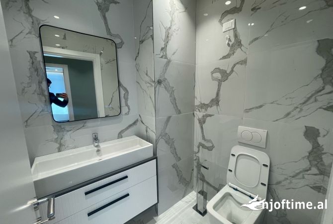 Jepet me qira 2+1 per zyra tek Lake View Residence