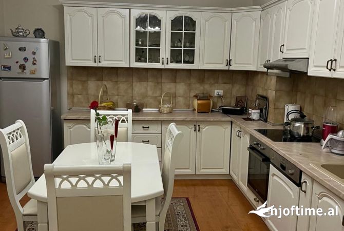 Shtepi me qera Apartament ne Tirane, 2+1, Mobilimi E mobiluar, Pagesa 800  Euro.