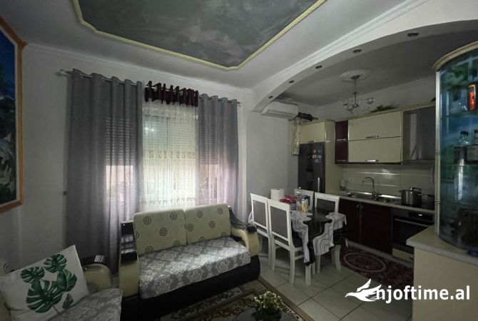 Shtepi ne shitje Apartament ne Tirane, 2+1, Mobilimi E mobiluar, Pagesa 125,000  Euro.