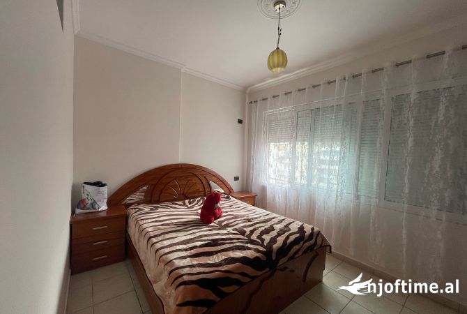Shtepi ne shitje Apartament ne Tirane, 2+1, Mobilimi E mobiluar, Pagesa 125,000  Euro.