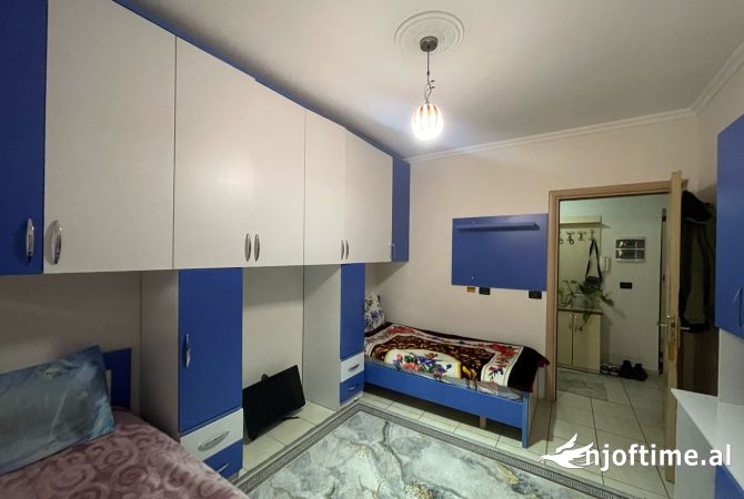 Shtepi ne shitje Apartament ne Tirane, 2+1, Mobilimi E mobiluar, Pagesa 125,000  Euro.