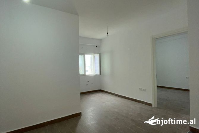 Shtepi ne shitje Apartament ne Tirane, 1+1, Mobilimi Bosh, pa mobiluar, Pagesa 74,999  Euro.