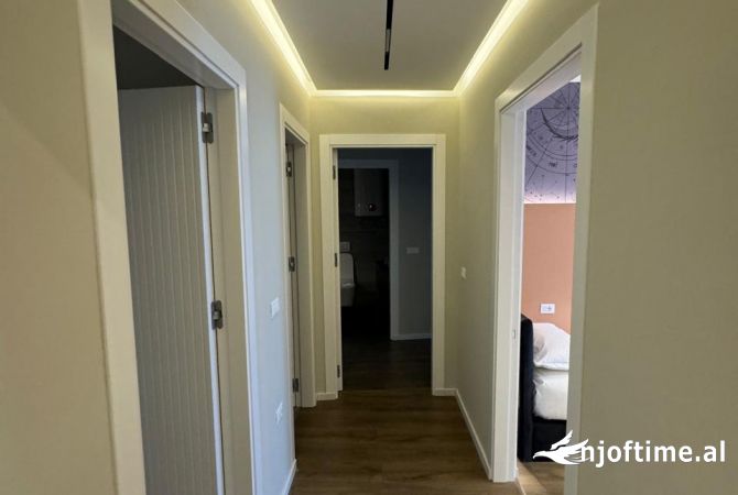 Shtepi ne shitje Apartament ne Tirane, 2+1, Mobilimi E mobiluar, Pagesa 579,999  Euro.