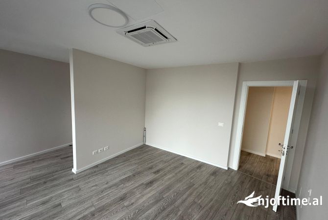 Jepet apartament 2+1 per qira per zyra te LAKE VIEW