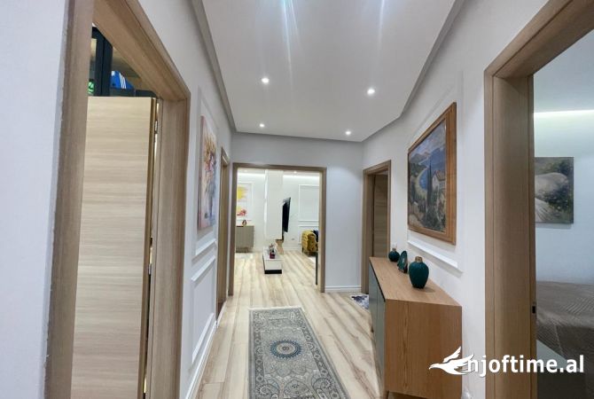 Shtepi me qera Apartament ne Tirane, 3+1, Mobilimi E mobiluar, Pagesa 2,498  Euro.