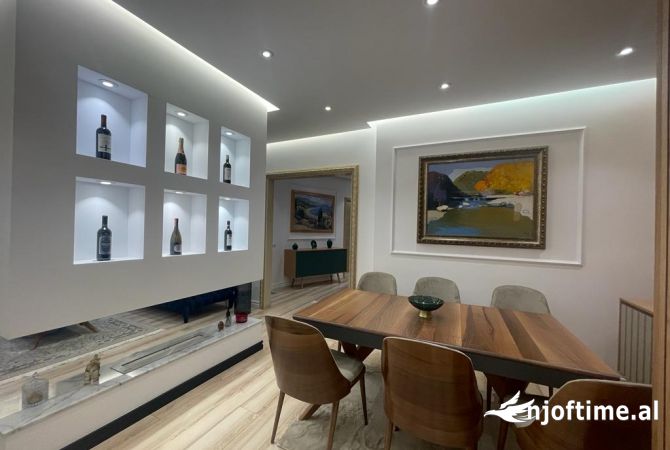 Shtepi me qera Apartament ne Tirane, 3+1, Mobilimi E mobiluar, Pagesa 2,498  Euro.