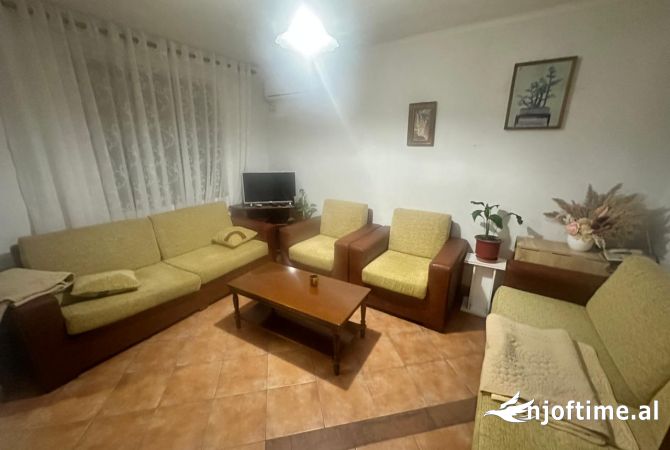 Shtepi ne shitje Apartament ne Tirane, 1+1, Mobilimi E mobiluar, Pagesa 124,999  Euro.