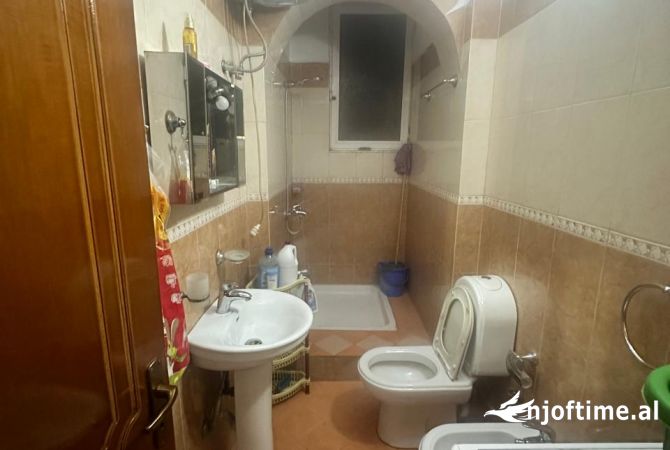 Shtepi ne shitje Apartament ne Tirane, 1+1, Mobilimi E mobiluar, Pagesa 124,999  Euro.