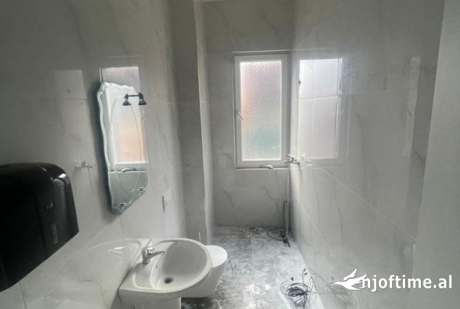 Shtepi ne shitje Apartament ne Tirane, 1+1, Mobilimi Bosh, pa mobiluar, Pagesa 259,999  Euro.