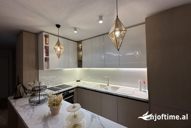 Shtepi ne shitje Apartament ne Tirane, 3+1, Mobilimi E mobiluar, Pagesa 349,980  Euro.