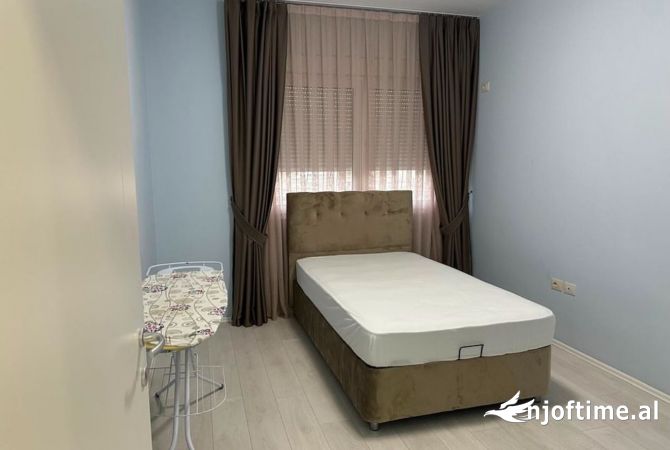 Shtepi me qera Apartament ne Tirane, 3+1, Mobilimi E mobiluar, Pagesa 1,299  Euro.