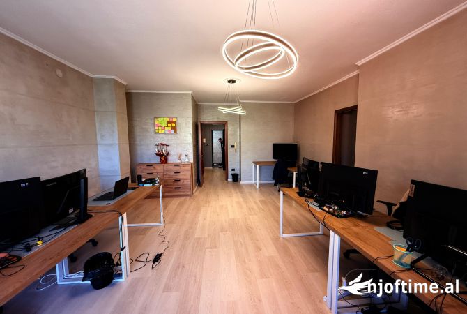 JEPET ME QERA AMBIENT BIZNESI PER ZYRA NE BLLOK