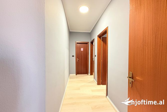 JEPET ME QERA AMBIENT BIZNESI PER ZYRA NE BLLOK