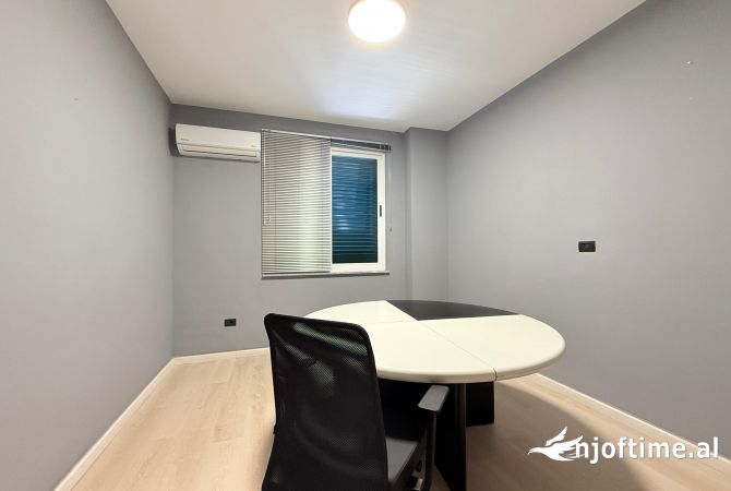 JEPET ME QERA AMBIENT BIZNESI PER ZYRA NE BLLOK