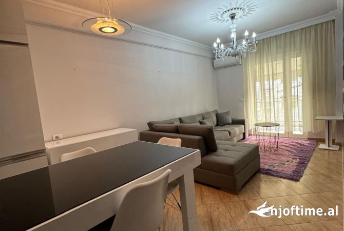 Shtepi me qera Apartament ne Tirane, 1+1, Mobilimi E mobiluar, Pagesa 549  Euro.