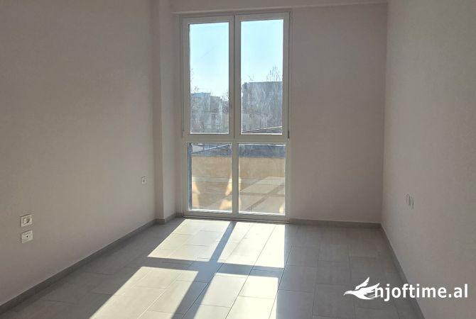 Jepet me qira zyre prane Square21, Rruga e Kavajes