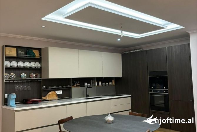 Shtepi ne shitje Apartament ne Tirane, 3+1, Mobilimi E mobiluar, Pagesa 389,989  Euro.