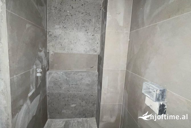 Shtepi ne shitje Apartament ne Tirane, 2+1, Mobilimi Bosh, pa mobiluar, Pagesa 244,198  Euro.