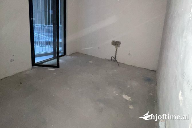 Shtepi ne shitje Apartament ne Tirane, 2+1, Mobilimi Bosh, pa mobiluar, Pagesa 244,198  Euro.