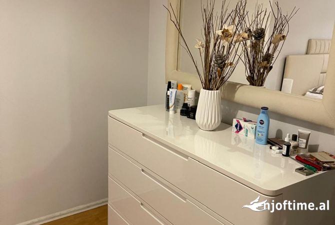 Shtepi ne shitje Apartament ne Tirane, 2+1, Mobilimi E mobiluar, Pagesa 139,998  Euro.