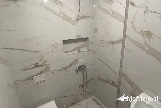  Apartament me Qira 2+1 te  Rr. Kavajes qe jepet per zyra