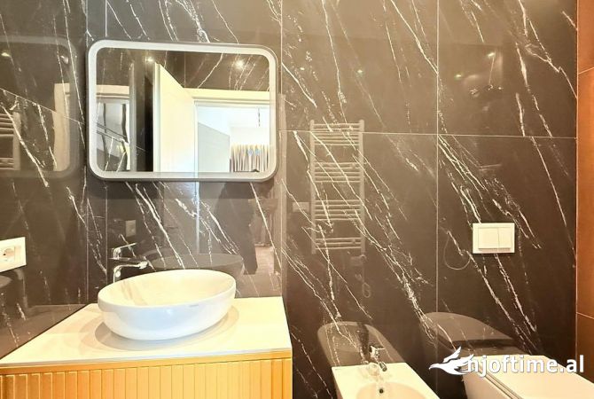 Shtepi me qera Apartament ne Tirane, 3+1, Mobilimi E mobiluar, Pagesa 2,498  Euro.