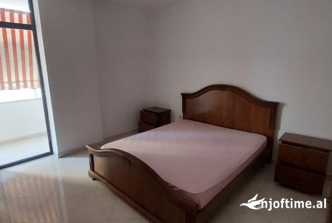 Shtepi me qera Apartament ne Tirane, 1+1, Mobilimi E mobiluar, Pagesa 498  Euro.