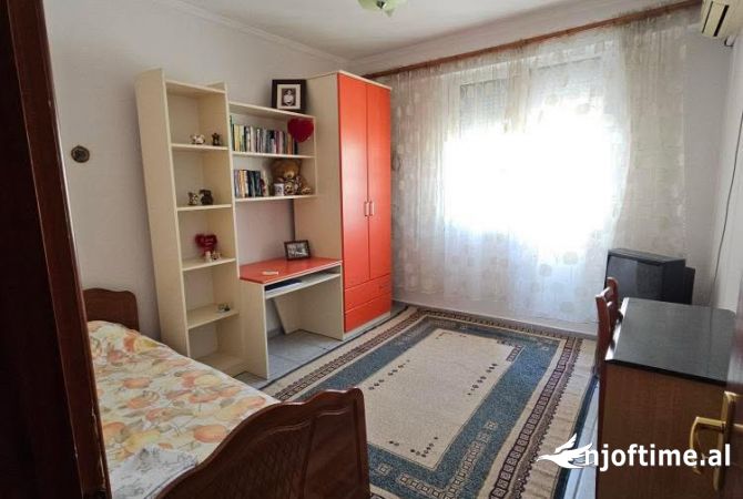 Shtepi me qera Apartament ne Tirane, 3+1, Mobilimi E mobiluar, Pagesa 698  Euro.