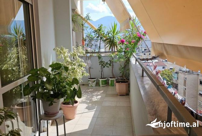 Shtepi me qera Apartament ne Tirane, 3+1, Mobilimi E mobiluar, Pagesa 698  Euro.