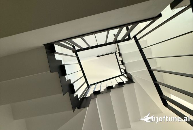 Shtepi me qera Vila Luksoze ne Tirane, 3+1, Mobilimi Pjeserisht e mobiluar, Pagesa 1,998  Euro.