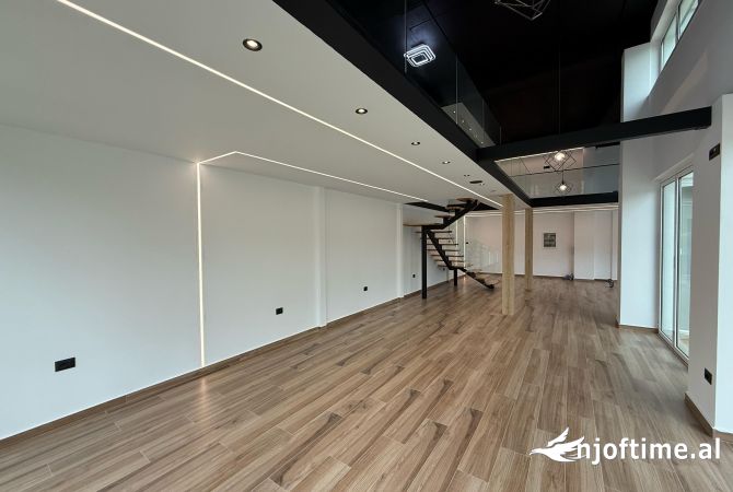 Ambiente Commerciale in Affitto 3+1 a Tirana - 1,998 Euro