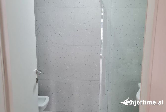 Jepet  Ambient Zyre me Qira  te Lake View Residence