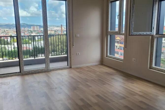 Ambiente Commerciale in Affitto 3+1 a Tirana - 447 Euro