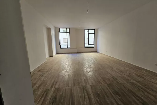 Ambjent biznesi me qera 3+1 ne Tirane - 1,297 Euro