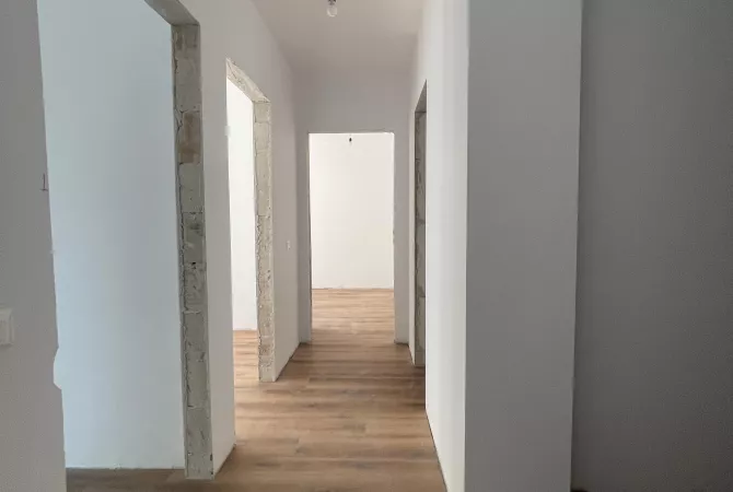 Shtepi ne shitje Apartament ne Tirane, 3+1, Mobilimi Bosh, pa mobiluar, Pagesa 133,200  Euro.