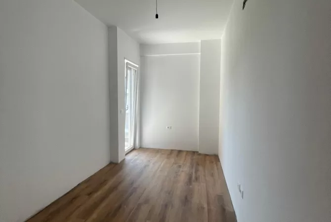 Shtepi ne shitje Apartament ne Tirane, 3+1, Mobilimi Bosh, pa mobiluar, Pagesa 133,200  Euro.