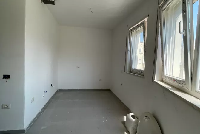Ambient biznesi me qera 3+1 ne Tirane - 650 Euro