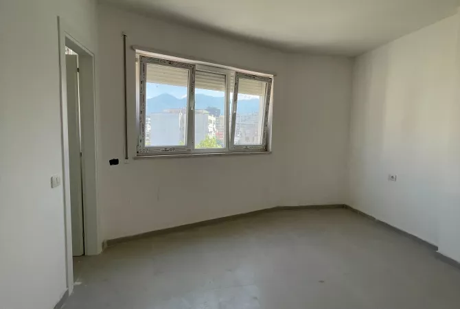 Ambient biznesi me qera 3+1 ne Tirane - 650 Euro