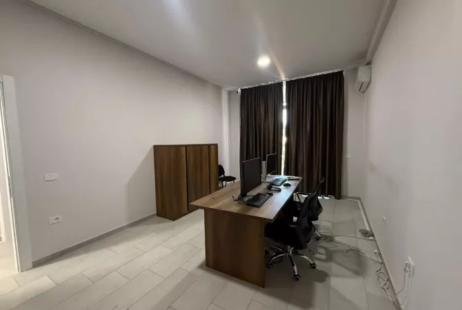 Ambiente Commerciale in Affitto 3+1 a Tirana - 448 Euro