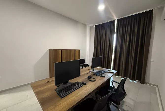 Ambiente Commerciale in Affitto 3+1 a Tirana - 448 Euro